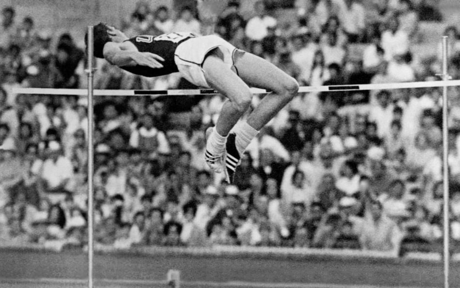 Dick Fosbury skacze techniką nazwaną jego imieniem