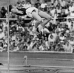 Dick Fosbury skacze techniką nazwaną jego imieniem