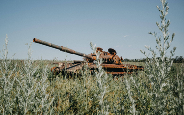 Zniszczony rosyjski czołg na Ukrainie