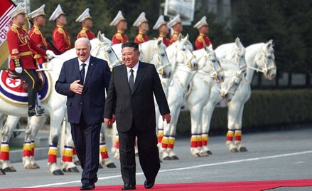 Przywódca Białorusi Aleksander Łukaszenko i Kim Dzong Un podczas spotkania w Korei Północnej.