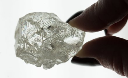 Sankcje blokują rosyjskie diamenty. Co robić z nadmiarem cennych kamieni?