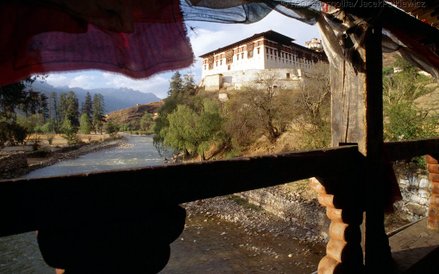 Warowny dzong w Paro, zbudowany niegdyś dla obrony kraju przed Tybetańczykami