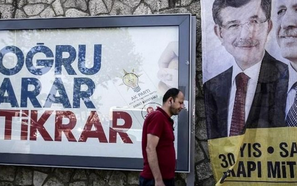 9 czerwca – prezydent Turcji Recep Tayyip Erdogan przyjął dymisję rządu premiera Ahmeta Davutoglu, w