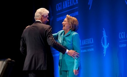 Jak Clintonowie robią pieniądze