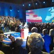 Ewa Kopacz wręczyła Donaldowi Tuskowi pióro