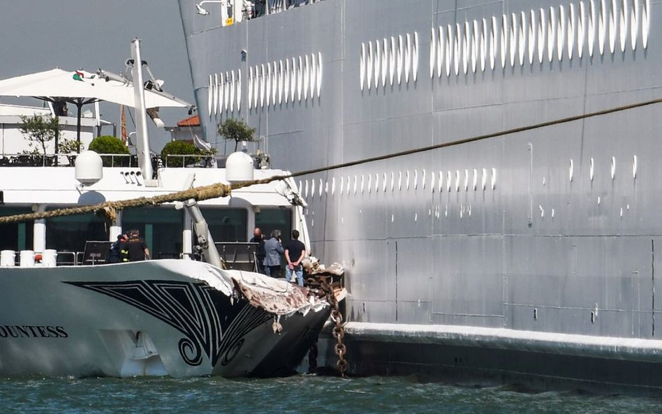 Wycieczkowiec staranował łódź turystyczną