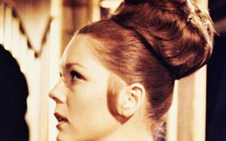 Diana Rigg jako Teresa „Tracy” di Vincenzo Teresa jest piękną córką gangstera Draco - szefa jednej z