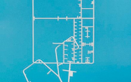 Fragment plastikowego modelu samolotu Tu-154 w skali 1:144.