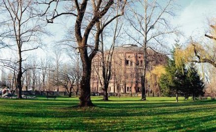 Dwie gazownie na Woli zbudowano w 1888 r. Wpisano je na listę zabytków w 1975 r.