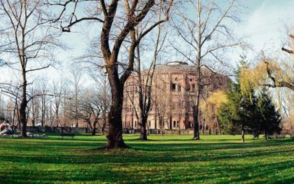 Dwie gazownie na Woli zbudowano w 1888 r. Wpisano je na listę zabytków w 1975 r.