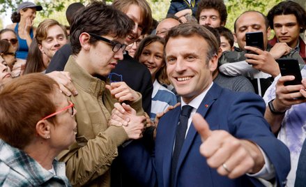 18 kwietnia. Emmanuel Macron ze zwolennikami w Paryżu przed występem w telewizyjnym show