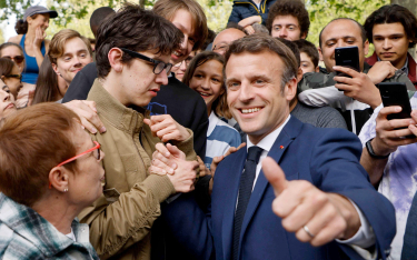 18 kwietnia. Emmanuel Macron ze zwolennikami w Paryżu przed występem w telewizyjnym show