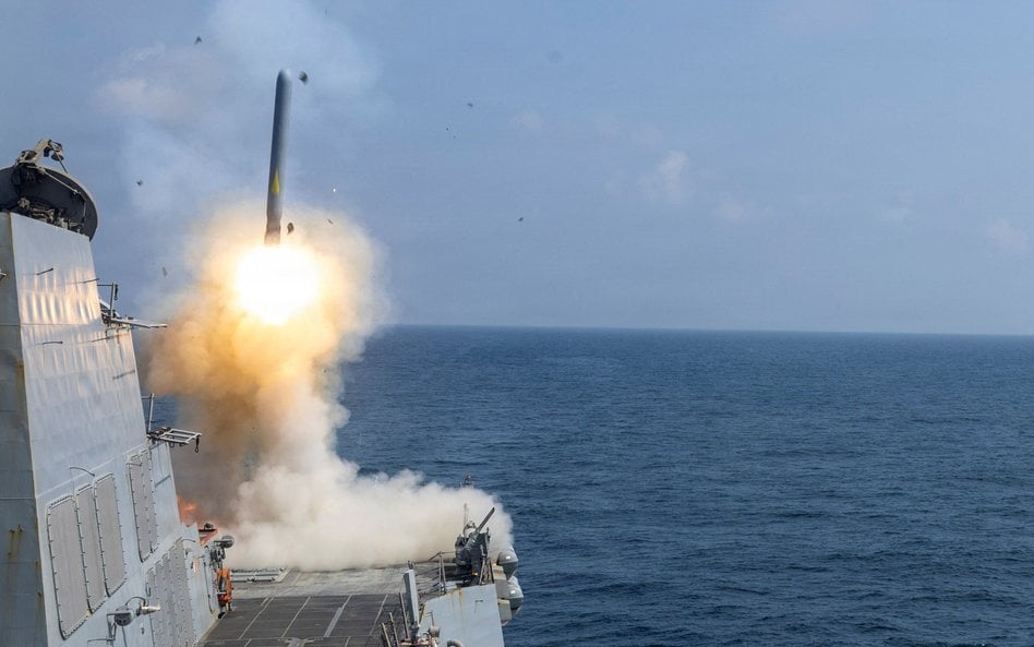 Niszczyciel rakietowy typu Arleigh Burke, USS Delbert D. Black, wystrzeliwuje pocisk manewrujący Tom