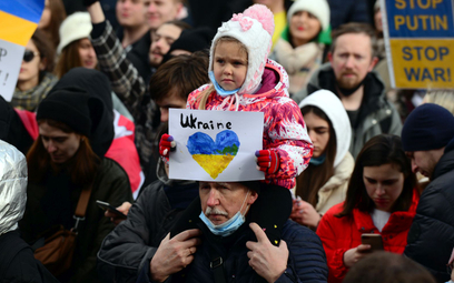 Sondaż: Wsparcia za przyjęcie Ukraińców już dość, czas pójść na swoje
