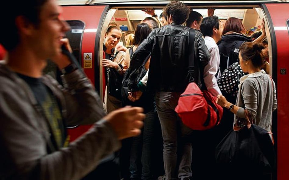 „Życzymy przyjemnej podróży do domu. Pośpiech nie jest wskazany”. Angielskie poczucie humoru