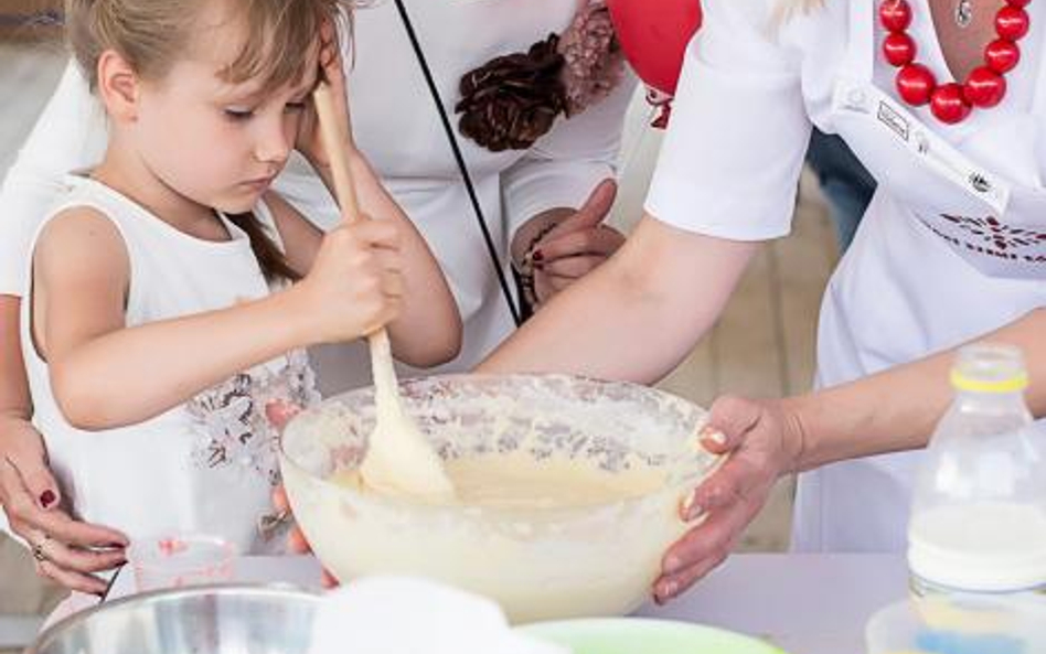 Festiwal Smaki Ziemi Łódzkiej odbywający się w Manufakturze przyciąga coraz więcej gości