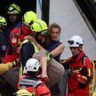 Strażacy wynoszą kobietę z częściowo zawalonego budynku hotelu w Kröv w Niemczech