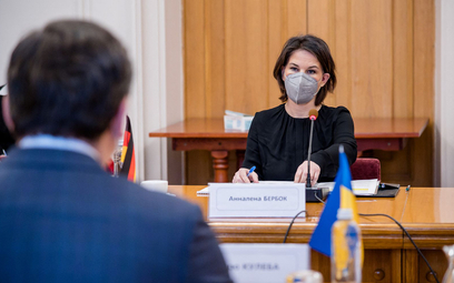 Szefowa niemieckiej dyplomacji Annalena Baerbock w rozmowie z szefem MSZ Ukrainy Dmytro Kułebą