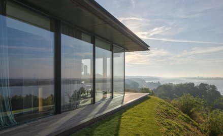 Dom 35.35 na Skarpie” to projekt warszawskiej pracowni 77 Studio Architektury.