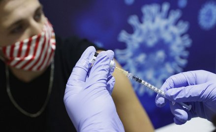 Koronawirus. Izrael: Coraz więcej zaszczepionych, współczynnik R0 spada