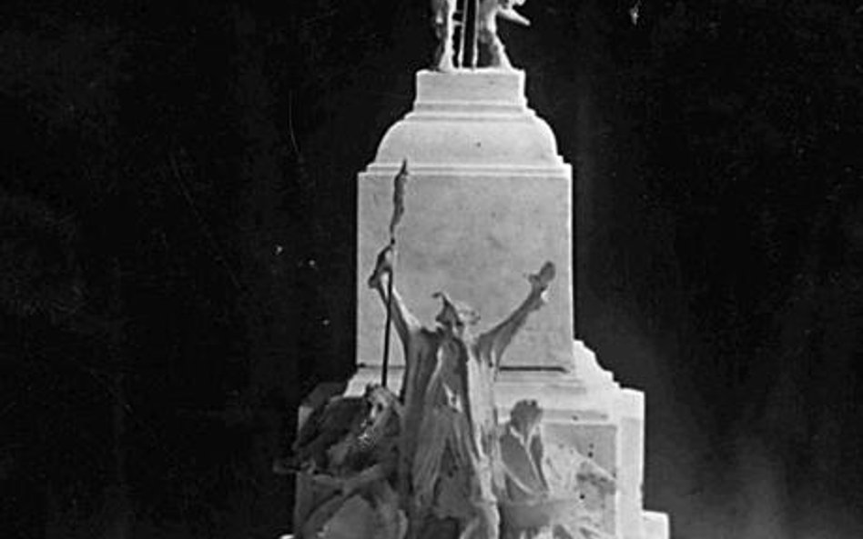 Pokłosie konkursu z 1927 roku. Po lewej anonimowa praca przypominająca nieco pomnik waszyngtoński. P