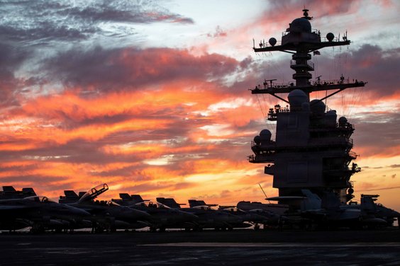 Lotniskowiec USS Gerald R. Ford (CVN-78) podczas operacji Epic Fury, 15 marca 2026 r.