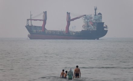 Statek w Cieśninie Ormuz w pobliżu plaży Bandar Abbas, Iran