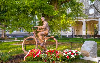 Pomnik przedstawia młodego Bartoszewskiego z czasów II wojny światowej