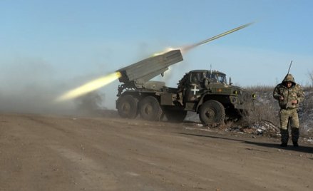 Ukraińska wyrzutnia rakiet Grad na przedmieściach Sołedaru