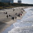 Spacerowicze na plaży w Międzyzdrojach, początek listopada 2024 roku.