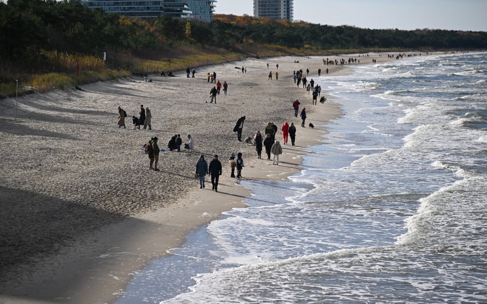 Spacerowicze na plaży w Międzyzdrojach, początek listopada 2024 roku.