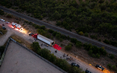 W ciężarówce, zaparkowanej przy torach, znaleziono ciała 46 imigrantów
