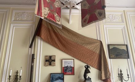 Flaga, która powiewałą nad zdobytym wzgórzem klasztornym Monte Cassino w maju 1944 r.