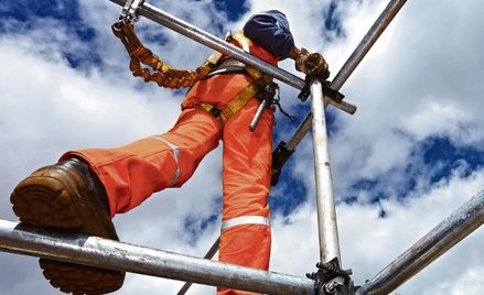 Odpowiednie zabezpieczenia w istotny sposób ograniczają ryzyko wypadku przy pracy.