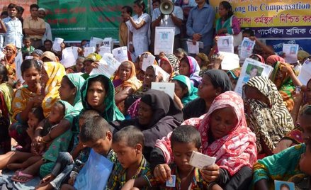 Protest pracowników oraz rodzin ofiar zawalonej 6 miesięcy temu fabryki Rana Plaza.