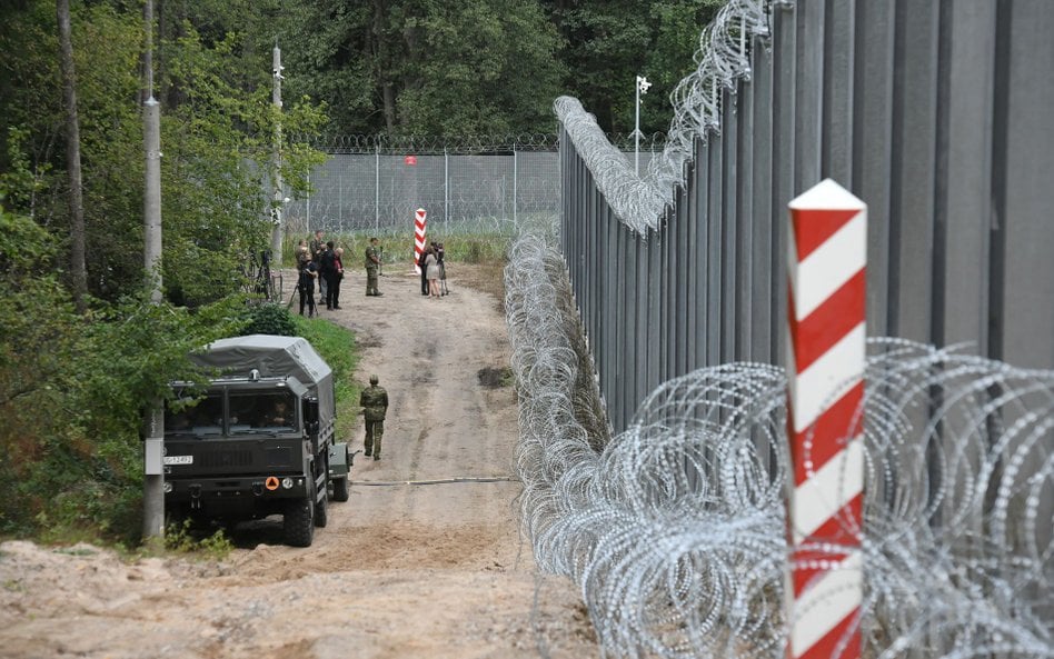 Pas drogi granicznej w kierunku trójstyku granic Polski, Litwy i Białorusi