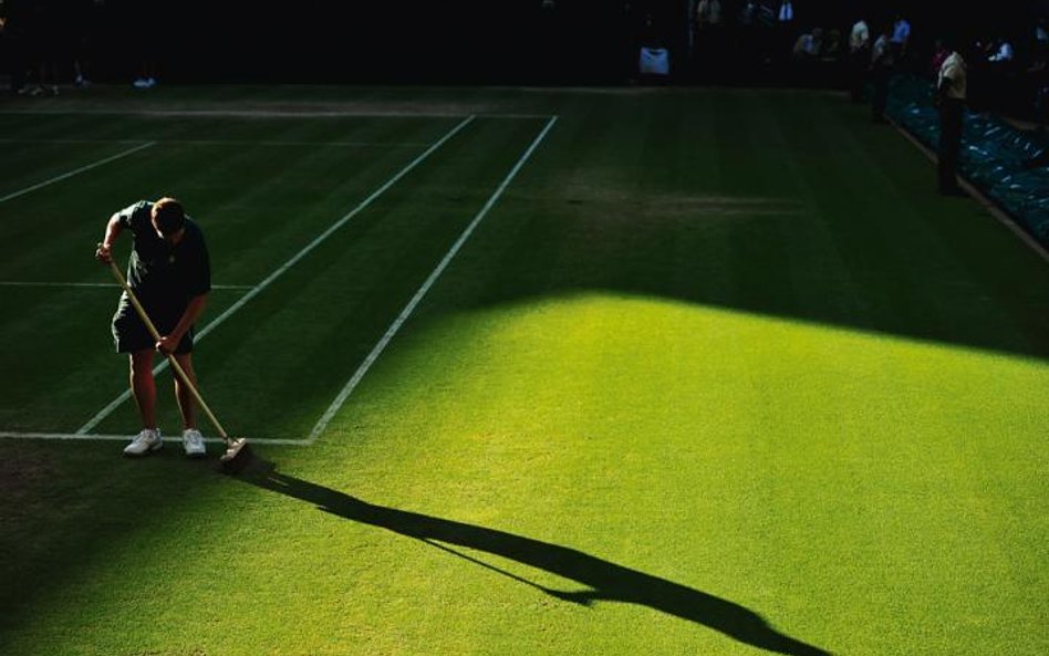 Do zadań opiekuna wimbledońskiej trawy należy codzienne strzyżenie 41 kortów tenisowych, 19 na mecze