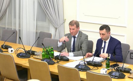 Minister przekonał kolegów posłów, że warto szybko pomóc biurom podróży, uchwalając voucher