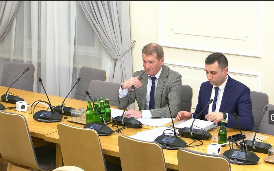 Minister przekonał kolegów posłów, że warto szybko pomóc biurom podróży, uchwalając voucher