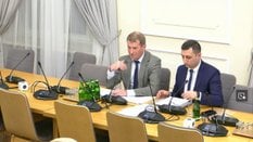 Minister przekonał kolegów posłów, że warto szybko pomóc biurom podróży, uchwalając voucher