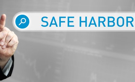 Jakie korzyści i ryzyka wynikają z mechanizmu safe harbour
