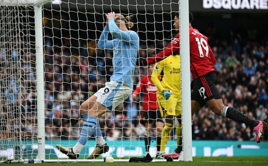 W 45. minucie meczu Manchester City - Manchester United Erling Haaland nie mógł uwierzć, że nie zdob