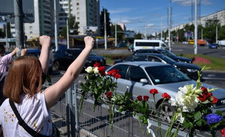 Wojsko i pojazd do burzenia barykad na ulicach Mińska