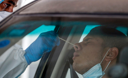 Wielogodzinne kolejki do covidowego drive thru