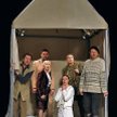„Opis obyczajów III” to pierwsza premiera w teatrze IMKA. Jak mówi Tomasz Karolak, nawiązanie do leg