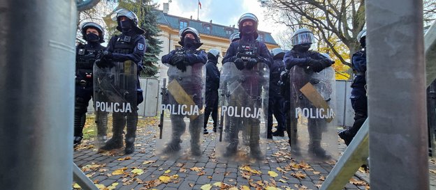Policja przed budynkiem Trybunału Konstytucyjnego w Warszawie