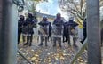 Policja przed budynkiem Trybunału Konstytucyjnego w Warszawie