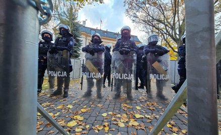 Policja przed budynkiem Trybunału Konstytucyjnego w Warszawie