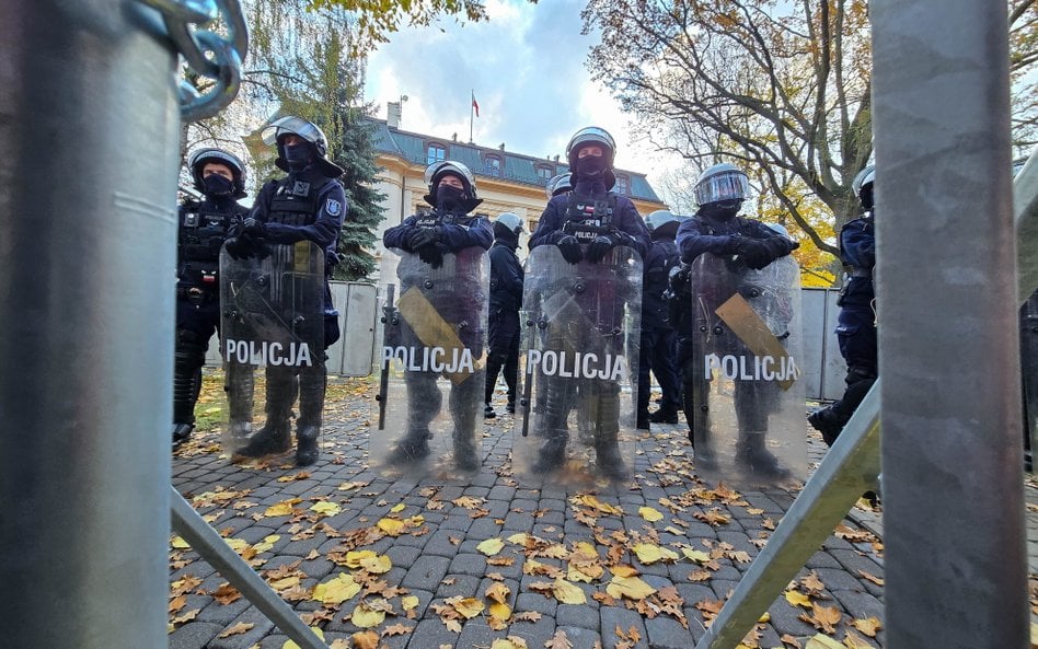 Policja przed budynkiem Trybunału Konstytucyjnego w Warszawie