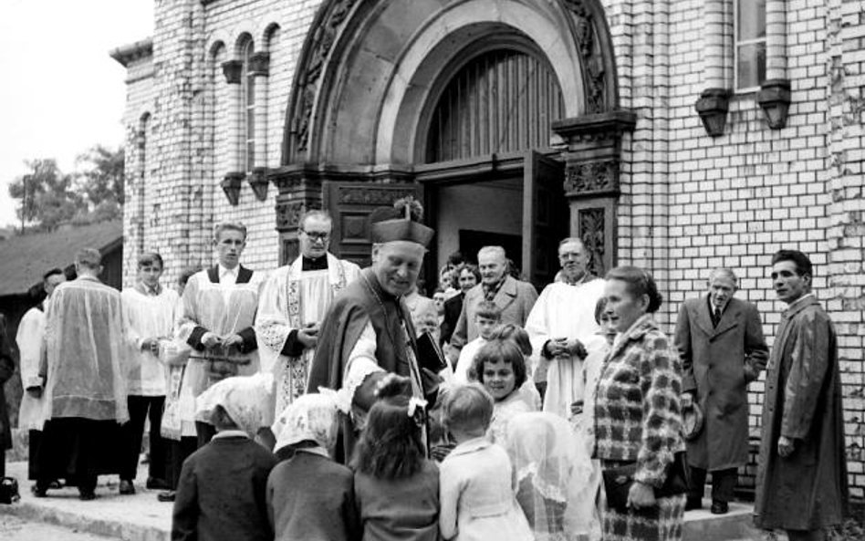 Kościół trafiał do młodych zarówno w miastach, jak i na peryferiach, 1957 rok